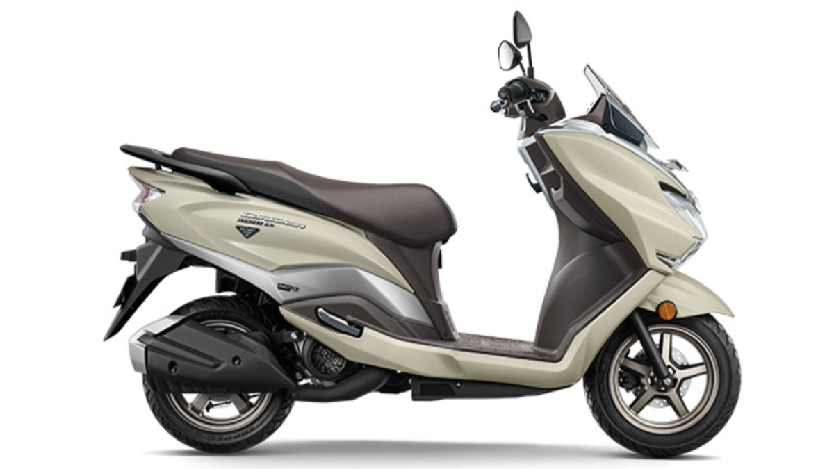 Suzuki Burgman Street 125EX का फ्रंट लुक जिसमें इसके एलईडी हेडलैंप और प्रीमियम डिज़ाइन को दिखाया गया है